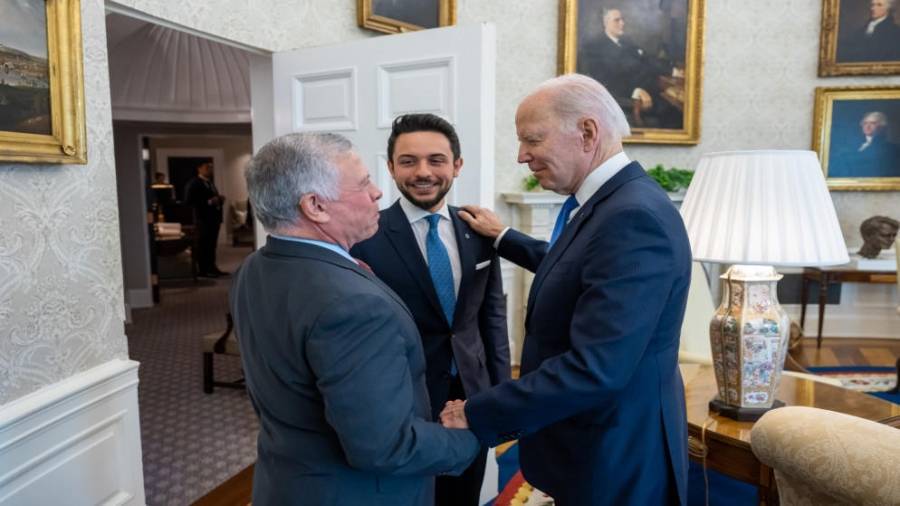 الملك يعود إلى أرض الوطن بعد جولة ثلاثية