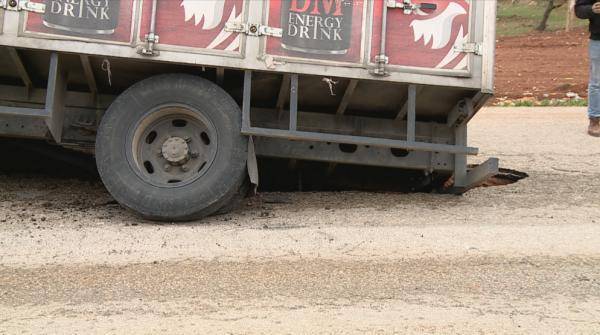 بلدية إربد: خلل في تصميم خط صرف صحي ادى لتضرر طريق