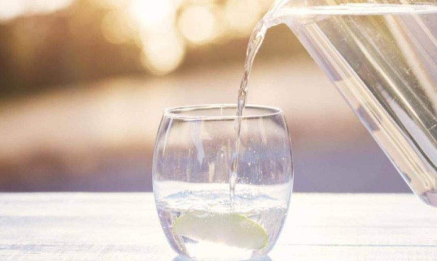 ماذا يحدث لجسمك عند تناول كوب مياه على معدة فارغة؟