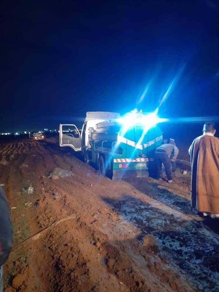 سحب صهاريج مياه عالقة على اوتوستراد المفرق