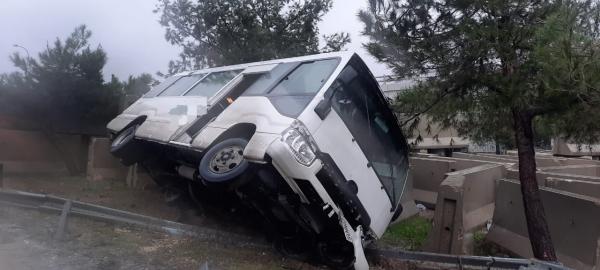 اصابتان بتدهور حافلة متوسطة بداية طريق المطار