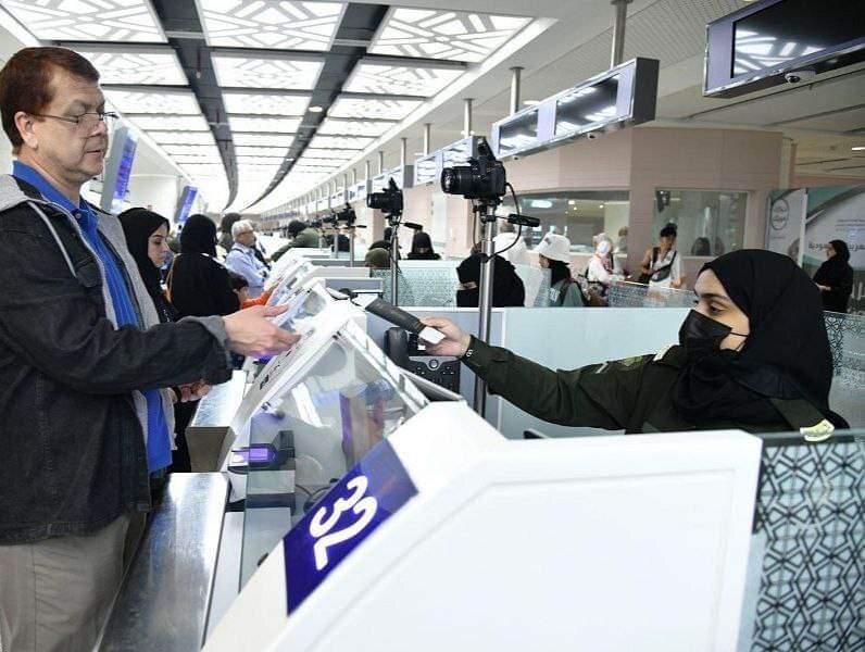 السعودية  تستقبل أول دفعة من حاملي التأشيرة المجانية