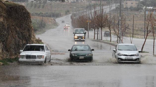 ارتفاع منسوب المياه في مقطعين بشارع الحرية والمطار