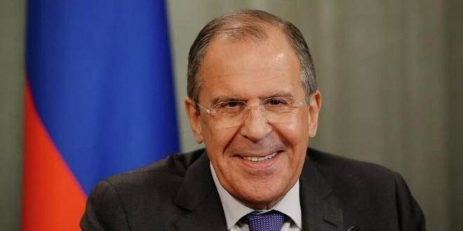 وزير الخارجية الروسي يتلقى هدية نادرة