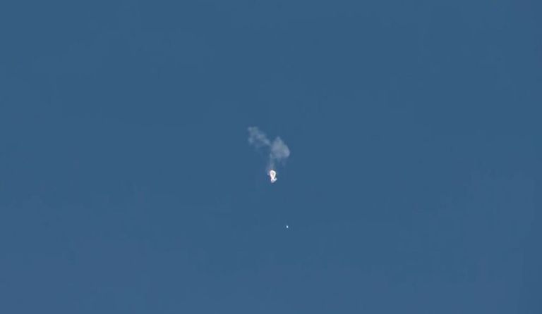 إسقاط المنطاد الصيني.. واشنطن تنهي الأزمة (صور)