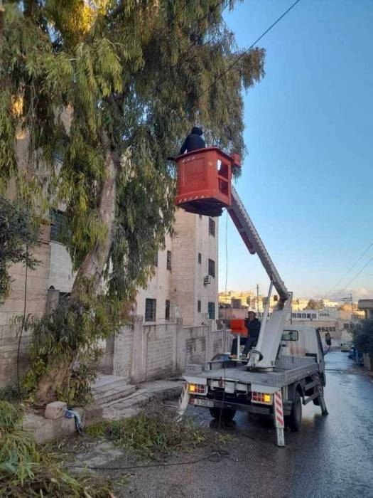 بلدية الرصيفة تنفذ حملة تقليم للأشجار استعدادا للحالة الجوية المتوقعة