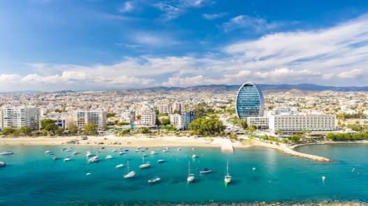 قبرص تختار رئيسا جديدا في سباق يشهد تنافسا محموما