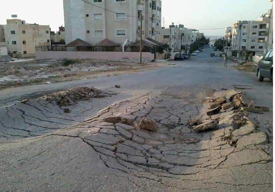 الحكومة تكشف سبب انتشار الحُفر بشوارع الأردن