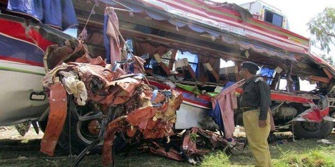 مصرع 3 أشخاص وإصابة 12 آخرين في حادث تصادم شرق باكستان