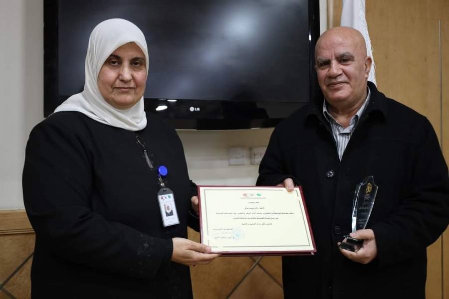 الزهير تكرم مجموعة من الموظفين المتميزين...صور