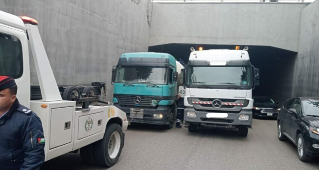 تعطل (خلاط باطون) داخل نفق الملتقى باتجاه جسر النهضة