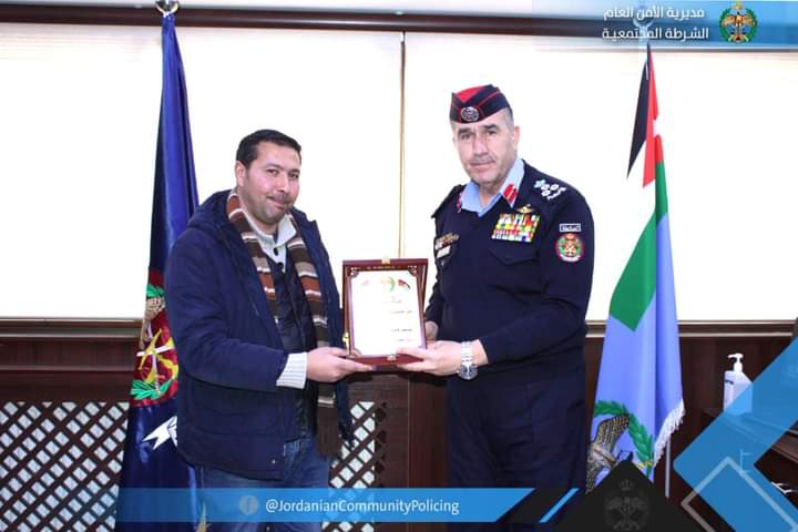 قائد أمن إقليم العاصمة يكرّم مواطن على أمانته