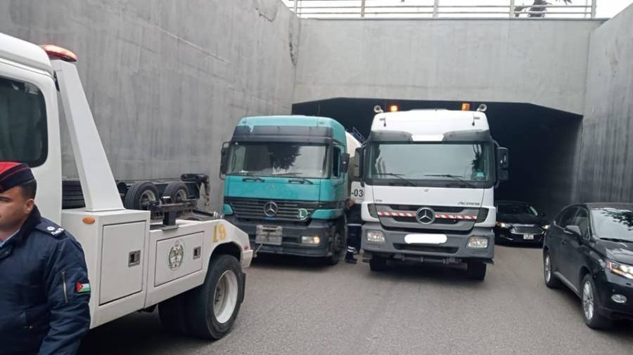 تعطل (خلاط باطون) داخل نفق الملتقى باتجاه جسر النهضة