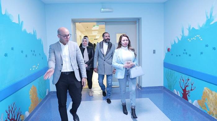 بالصور ... كل طفل لمس قلبي.. الإعلامية أسما إبراهيم تزور مستشفى الناس للأطفال