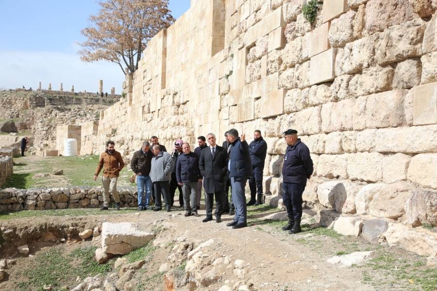 وزير السياحة والآثار يتابع سير العمل بمشروعي تأهيل وتطوير المسار السياحي للسفح الجنوبي جبل القلعة وتحسين المتاحف بالمدرج الروماني