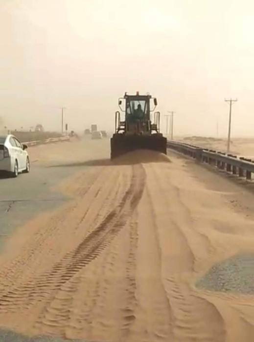 الأشغال تتعامل مع تجمع خفيف للرمال على جوانب طريق غرندل  وادي عربة وعلى جسر مطار القويرة.