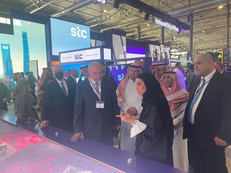 الفايز يزور الجناح الاردني في المعرض الدولي لتكنولوجيا المعلومات وتقنياتها
