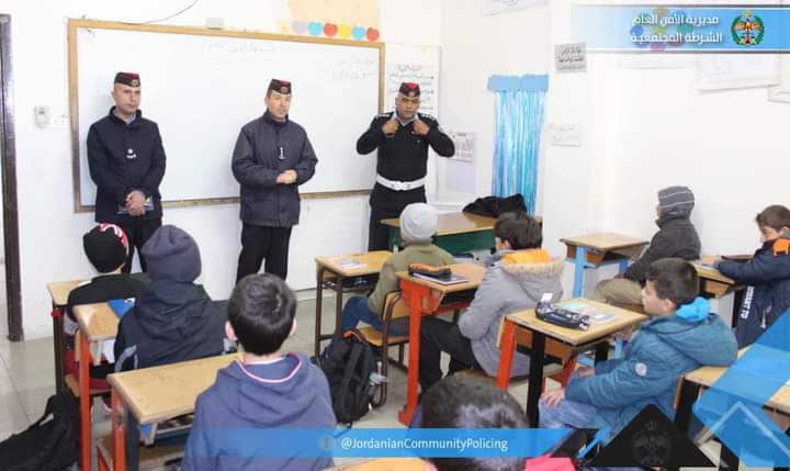 التوعية المرورية ومكافحة الجرائم الإلكترونية لطلبة المدارس أبرز فعاليات الشرطة المجتمعية في إقليم الوسط