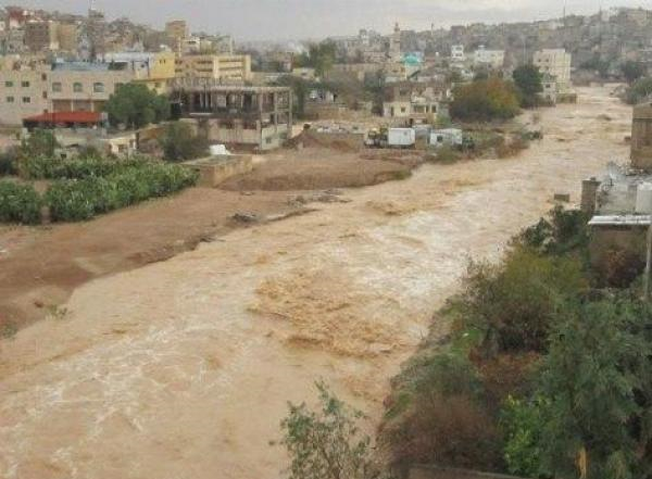 إغلاق شارع وادي القمر والبساتين بالرصيفة لارتفاع منسوب المياه