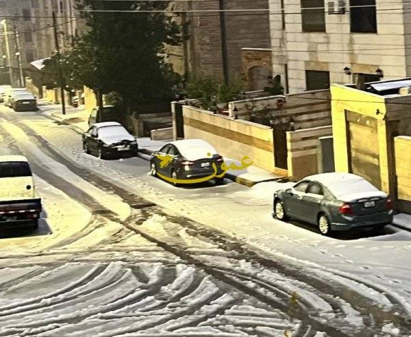 الثلوج تعيق وصول أردنيين إلى مواقع عملهم ويعودون لبيوتهم