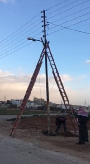بلدية الموقر وشركة الكهرباء تتعاملان مع عمود كهرباء شكّل خطورة في قرية سالم