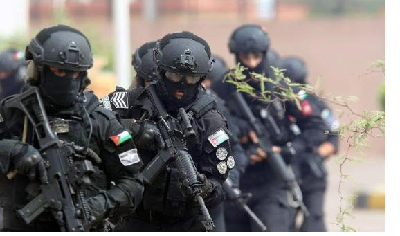 القبض على ثلاثة تجار للمخدرات وبحوزتهم كميات كبيرة من المخدرات  صور