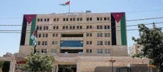 بلدية الرمثا تتعامل مع تشقق في شارع رئيس