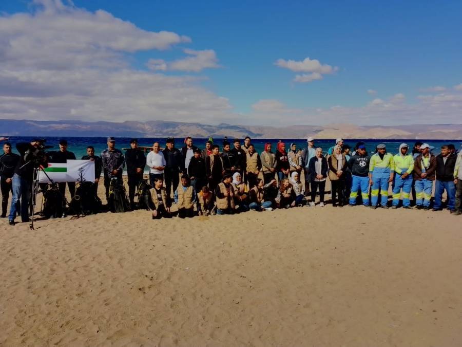 حملة لتنظيف الشواطئ في العقبة..صور