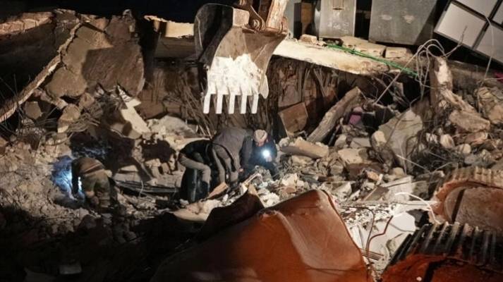 رضيعة سورية تولد بأعجوبة تحت الركام بعد مقتل والدتها