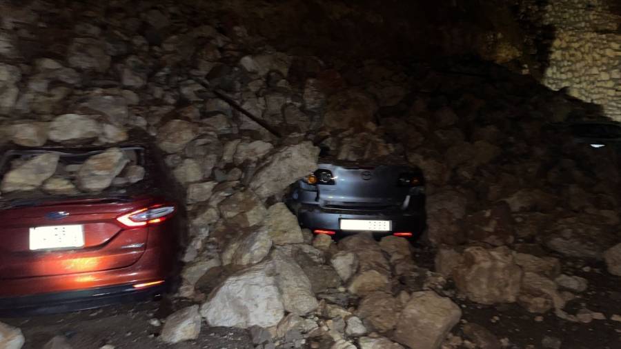 انهيار جدار استنادي على عدد من المركبات في السلط