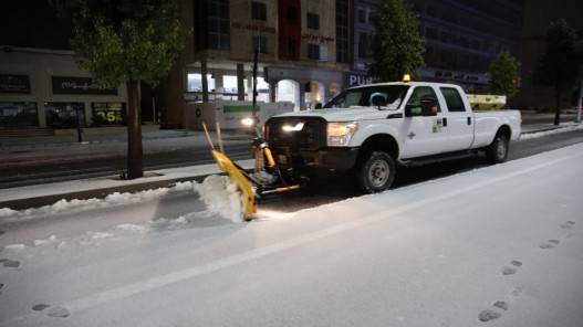 تساقط زخات من الثلج فوق المرتفعات الجبلية التي يصل ارتفاعها إلى 900 متر