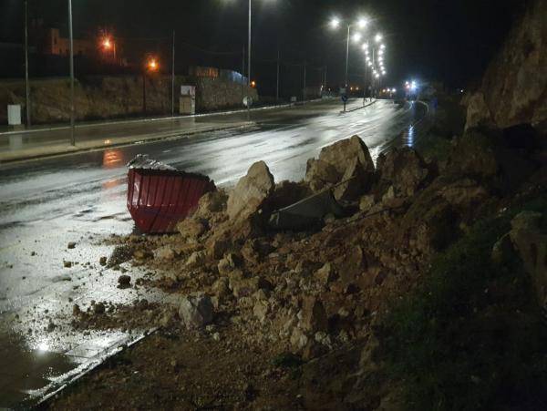 بلدية السلط تتعامل مع انهيارات متعددة في عدة مناطق