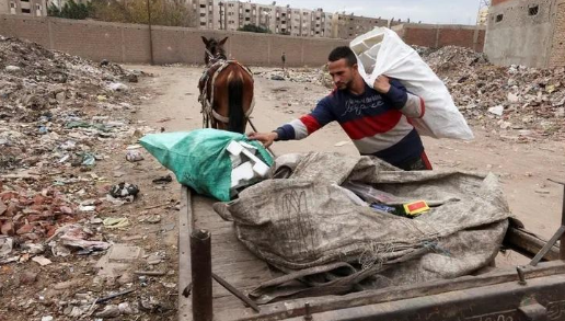 صدمة في مصر.. بطل كمال أجسام يجمع القمامة!