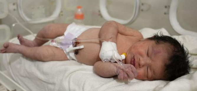 انتشل سكان وعمال إنقاذ رضيعة ولدت بأعجوبة تحت الركام في بلدة جنديرس في شمال سوريا.