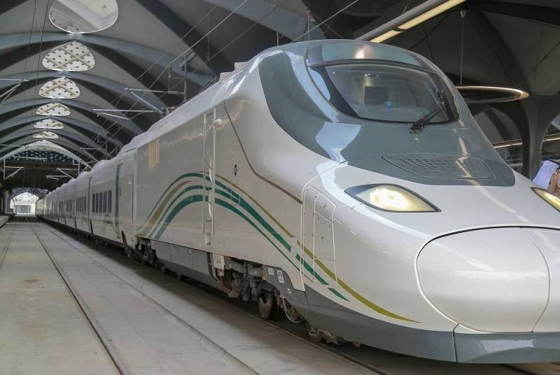 السعودية ..سقوط مركبة واحتراقها على سكة قطار الحرمين في جدة.. ولا إصابات