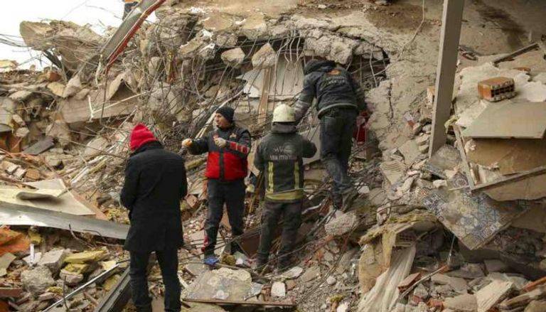 بعد 52 ساعة.. انتشال امرأة حية من تحت الأنقاض في تركيا