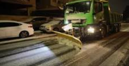 الفحيص: تحذيرات من الجليد والانزلاقات على طريق البكالوريا