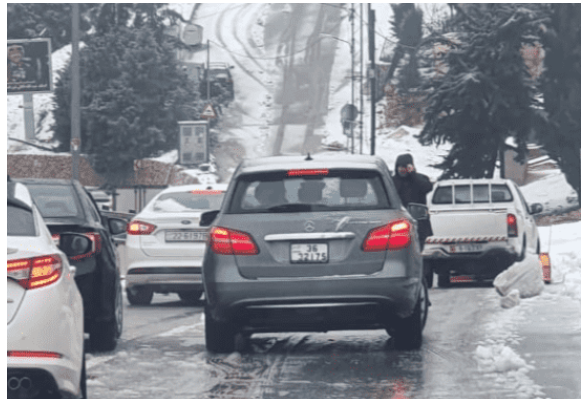 متصرف ماحص يساعد في تحريك السير خلال تساقط الثلوج