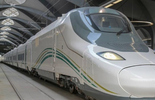 سقوط مركبة واحتراقها على سكة قطار الحرمين في جدة