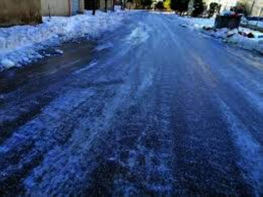 بلدية الكرك تنثر الملح في شوارعها