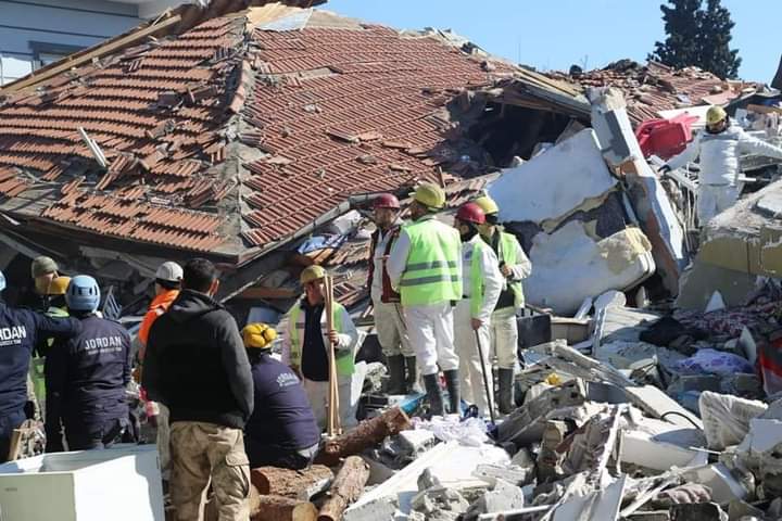 فريق البحث والإنقاذ الأردني يواصل عمله بالمناطق المنكوبة...صور