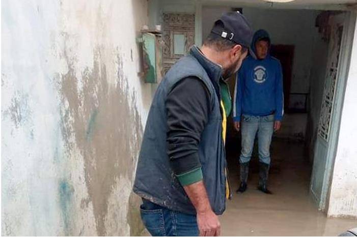 بلدية السرو تتعامل مع مداهمة مياه أمطار لمنازل