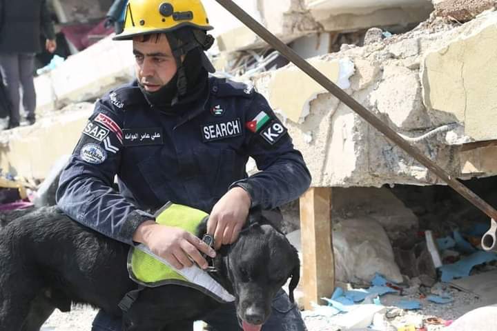 بالصور ... فريق البحث والإنقاذ الأردني يواصل عمله بالمناطق المنكوبة