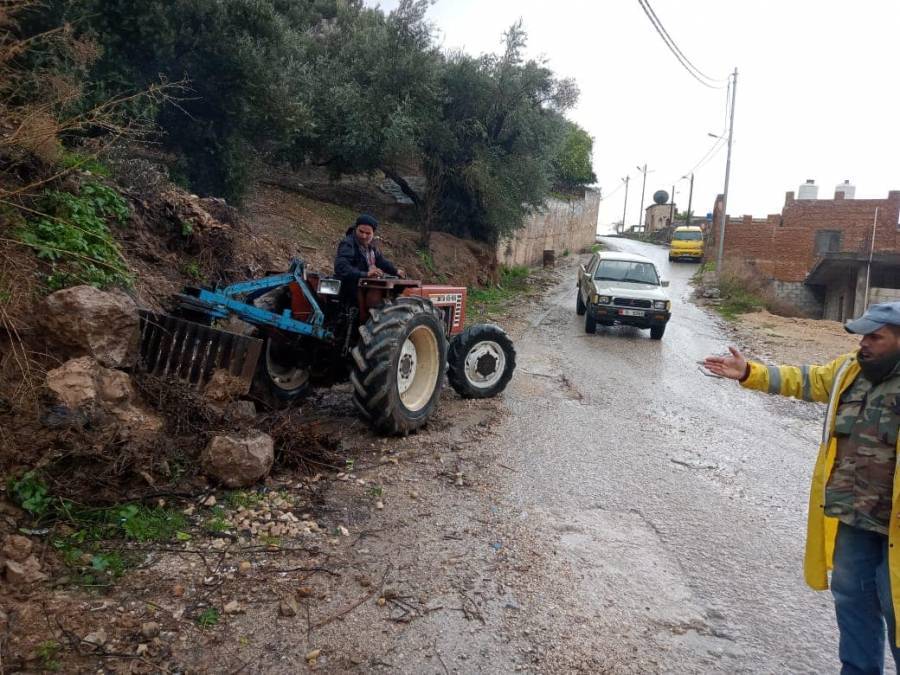 بلدية كفرنجة تتعامل مع انهيارات ومداهمة الأمطار لمنازل المواطنين