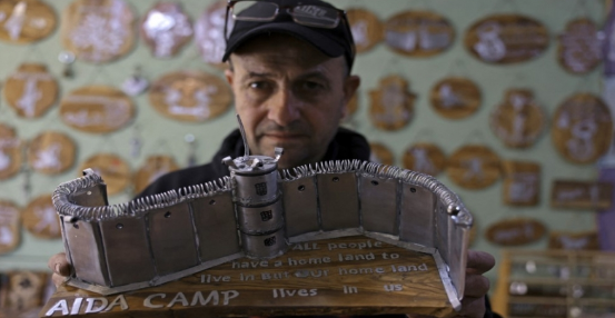 فلسطيني يحول قنابل الغاز المسيل للدموع إلى قطع فنية  صور