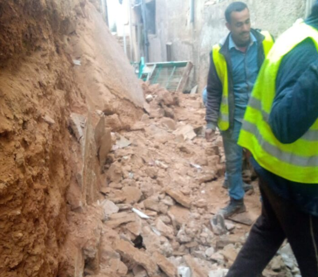 سقوط جدار استنادي وانهيار أسوار منازل في الزرقاء خلال المنخفض