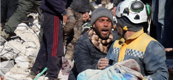 أشبه بالمعجزة.. إنقاذ طفل احتضنه والده المتوفى تحت الأنقاض في سوريا