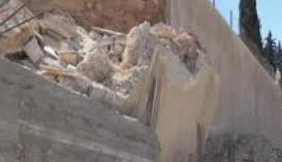 بلدية جرش تتعامل مع انهيار جدار منزل