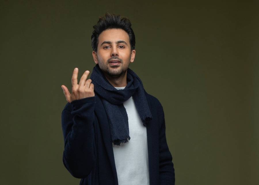 فؤاد عبدالواحد يغازل العيون السود ويتصدر المحتوى الرائج التريند في اليوتيوب