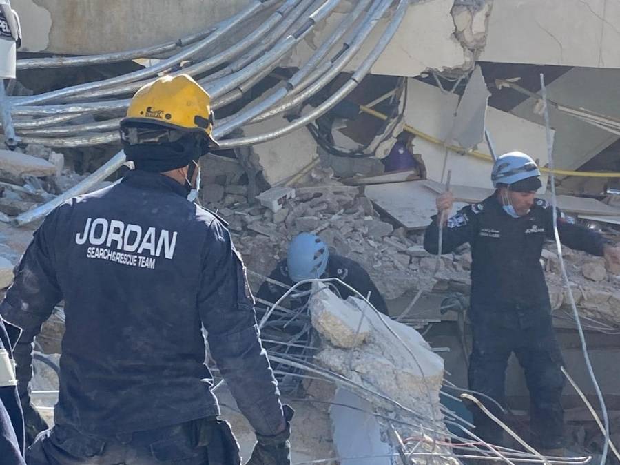 فريق الإنقاذ الأردني يواصل عمله في المناطق المتضررة